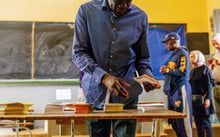 Un homme vote à l’élection présidentielle au Sénégal, le 24 février 2019 à Dakar. © Carmen Abd Ali/AFP