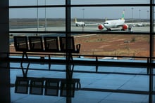 Un avion d’Air Sénégal sur les pistes de l’aéroport Blaise-Diagne de Dakar (Sénégal), le 28 mars 2020. © Zohra Bensemra/REUTERS.