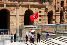 Des touristes devant l’amphithéâtre d’El Jem, , construit à la fin du IIIe siècle et classé au patrimoine mondial de l’Unesco. Tunisie, mai 2021. Few tourists wait to buy tickets to go into the El Jem’s amphitheatre, a UNESCO World Heritage Site built in the late 3rd century, in El Jem, amid the coronavirus disease (COVID-19) outbreak, Tunisia, May 20, 2021. © Angus McDowall/Reuters