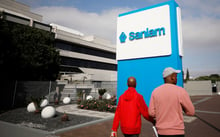 Le siège de Sanlam, au Cap, en Afrique du Sud. The logo of South Africa’s largest insurer Sanlam is seen outside the company’s headquarters in Cape Town, South Africa March 12, 2020 © Mike Hutchings/REUTERS