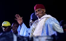 L’ancien président sénégalais Abdoulaye Wade salue ses partisans en arrivant au siège de son parti, à Dakar, le 7 février 2019. © SEYLLOU/AFP