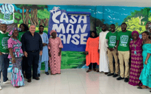 La Casamançaise, au Sénégal, et Maurice Sara, à gauche, en bleu marine. © La Casamançaise