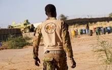 Un soldat malien de la force conjointe du G5 Sahel appartenant au bataillon FAMa (Forces armées maliennes) à Boulikessi © Frederic Petry/Hans Lucas via AFP