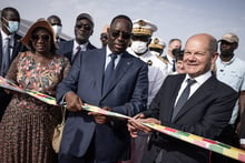 Le chancelier allemand Olaf Scholz assiste à l’inauguration d’une centrale photovoltaïque à Diass aux côtés de Macky Sall et de Sophie Gladima, ministre de l’Énergie, le 22 mai 2022. © MICHAEL KAPPELER / DPA / dpa Picture-Alliance via AFP