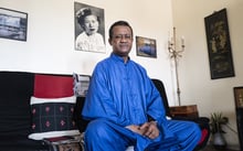 Macodou Ndiaye, fils de père sénégalais et de mère vietnamienne dont le portrait est accroché au mur. Dakar, le 30 mai 2022. © Sylvain Cherkaoui pour JA