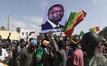 Un portrait de l’opposant et maire de Ziguinchor Ousmane Sonko lors du rassemblement de l’opposition place de l’Obélisque à Dakar, le 8 juin 2022. © SEYLLOU/AFP