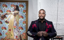 Kehinde Wiley devant un tableau de 2012 « Judith décapitant Holopherne », dans son atelier de Brooklyn à New York, le 19 janvier 2015. © CHAD BATKA/The New York Times-REDUX-REA