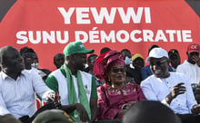 De gauche à droite : Dethie Fall, Ousmane Sonko, et Khalifa Ababacar Sall, à Dakar, le 8 juin 2022. © SEYLLOU/AFP