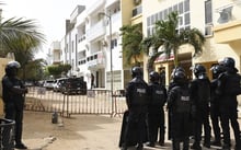 Déploiement de la police anti-émeutes autour de la maison d’Ousmane Sonko, dans la cité Keur Gorgui, à Dakar, le 17 juin 2022 © SEYLLOU/AFP