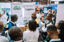 Tamsir Ousmane Traoré présente sa start-up Logidoo au salon Viva Technology, avec des responsables de la délégation sénégalaise. © DR