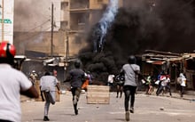 Manifestation anti-gouvernementale organisée par des groupes d’opposition suite à la disqualification de certains candidats aux prochaines élections législatives à Dakar, le 17 juin 2022. © ZOHRA BENSEMRA/REUTERS