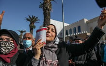 Une sympathisante d’Ennahdha embrassant la Constitution lors d’une manifestation contre la dissolution du Conseil supérieur de la magistrature, le 13 février 2022, à Tunis. © Chedly Ben Ibrahim/NurPhoto via AFP