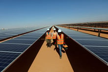 Centrale solaire photovoltaïque de Benban. Sur une trentaine de kilomètres carrés, dans le désert égyptien, sont répartis 200 000 panneaux solaires produisant 50 mégawatts d’énergie propre, pouvant éclairer 70 000 foyers. © Amr Abdallah Dalsh / Reuters