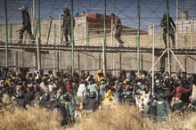 Des migrants massés le long de la clôture séparant Melilla du territoire marocain, le 24 juin. © Javier Bernardo/AP/SIPA