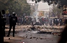 Heurts entre des manifestants et les forces de l’ordre à Dakar, le 17 juin 2022. © ZOHRA BENSEMRA/REUTERS