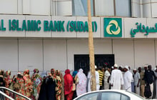 Des clients soudanais font la queue pour accéder aux services de la Faisal Islamic Bank, à Khartoum, au Soudan, en juin 2019. © Mohamed Nureldin Abdallah / REUTERS