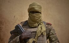 Un soldat malien prend la pose, à Konna le 20 mars 2021. © Michele Cattani/AFP