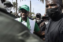 Ousmane Sonko (à gauche), maire de Ziguinchor, place de l’Obélisque à Dakar, le 8 juin 2022. © Seyllou/AFP