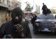 Un membre de la garde rapprochée d’un candidat à la présidentielle sénégalaise, en décembre 2012, à Dakar. © Rebecca Blackwell/AP/SIPA