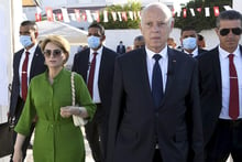 Le président tunisien, Kaïs Saïed, et son épouse se rendent à un bureau de vote de Tunis, pour le référendum sur la nouvelle Constitution le 25 juillet 2022. © Tunisian Presidency/APA Images via ZUMA/REA
