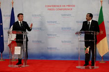 © Emmanuel Macron (à g.) et Paul Biya lors de leur conférence de presse, à Yaoundé, le 26 juillet 2022.