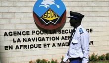 Un agent de sécurité devant les bureaux de l’Agence pour la sécurité de la navigation aérienne en Afrique et à Madagascar (Asecna), à Dakar. © Seyllou Diallo/AFP.