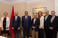 Mike Blooberg, avec le Premier ministre marocain, Aziz Akhannouch, le ministre Mohcine Jazouli et le DG Maroc d’AMDIE, lors des discussions autour du renforcement par Bloomberg Philanthropies des énergies propres dans 15 pays supplémentaires, le 22 septembre 2022. © Twitter Mike Bloomberg