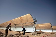 Construction d’une centrale thermo-solaire à Aïn Beni Mathar, au Maroc, près de la frontière algérienne, en 2009. Avec plus de 300 jours de soleil par an, le site est le lieu idéal pour construire une centrale hybride. © Rafael Marchante /Reuters