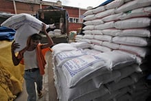 Un ouvrier décharge des sacs de riz sur un marché de gros à Chandigarh, dans le nord de l’Inde, le 29 juillet 2014. © Ajay Verma/REUTERS