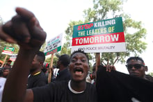 Des Nigérians protestent à Abuja, en octobre 2021, lors du premier anniversaire des manifestations End Sars contre la brutalité policière. © Afolabi Sotunde/ REUTERS.