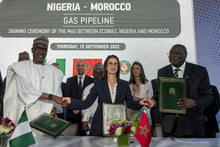 La directrice générale de l’Office National des Hydrocarbures et des Mines (ONHYM) du Maroc Amina Benkhadra serre la main du représentant de la Cedeao Sediko Douka (D) et du PDG de la NNPC Mallam Mele Kolo Kyari (G) à Rabat, le 15 septembre 2022. © JALAL MORCHIDI/Anadolu Agency via AFP