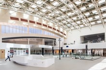 « [La gare de] Diamniadio reflète le tourbillon d’énergies autour de la ville nouvelle… Par sa structure en forme d’ovni, j’ai voulu montrer ce vers quoi le Sénégal tend : exister sur l’échiquier mondial. » © Peter Kubilus assisté par Jared Boslet