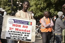 Lors d’une manifestation intitulée « Peuple pour l’indépendance de la justice » à Dakar, le 17 décembre 2021. © SEYLLOU/AFP