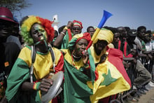 Les supporters des « Lions » du Sénégal attendent le retour de leur équipe à Dakar, le 7 février 2022, après qu’elle a remporté la Coupe d’Afrique des nations. © Sylvain Cherkaoui