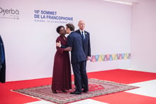 Le président français Emmanuel Macron arrive à Djerba pour le début du sommet de l’Organisation internationale de la Francophonie, et est accueilli par le président tunisien Kaïs Saïed et la secrétaire générale de l’OIF, Louise Mushikiwabo. © Ons Abid pour JA