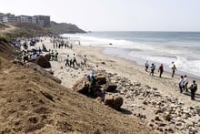 Des volontaires nettoient la plage du Cap Manuel, à Dakar, le 29 février 2020.