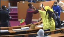 Altercation entre Massata Samb et Amy Ndiaye, le 1er décembre à l’Assemblée nationale, à Dakar. © Doc Seneplus TV