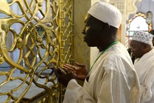 Un membre de la Tijaniya priant lors d’un hommage au fondateur de la confrérie, Ahmed Tijani, à Fès, le 14 mai 2014. © ADEL SENNA/AFP