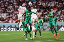 L’international sénégalais Iliman Ndiaye face à John Stones et Declan Rice, de l’équipe d’Angleterre, lors des huitièmes de finale de la Coupe du monde, le 4 décembre 2022 à Al Khor, Qatar. © Clive Brunskill/Getty Images via AFP