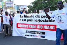 Des journalistes sénégalais lors de la marche pour la libération de leur collègue Pape Alé Niang, à Dakar, le 18 novembre 2022. Senegalese journalists hold banners and shout slogans during the march for the release of their colleague Pope Ale Niang in Dakar on November 18, 2022, arrested for the critic of the government © SEYLLOU/AFP