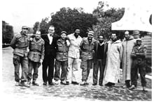 Nelson Mandela (5e à partir de la g.), à côté de Mohamed Lamari, au camp d’entraînement de l’ALN, le 20 mars 1962, à Oujda. © Archives JA