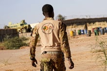 Soldat malien de la force conjointe du G5 Sahel, à Boulikessi, au Burkina. Soldat malien (de dos) de la force conjointe du G5 Sahel appartenant au bataillon FAMa (Forces Armees Maliennes) stationne a Boulikessi. © Frederic Petry/Hans Lucas via AFP