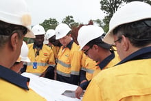 Imad Toumi, directeur général de Managem (deuxième en partant de la g.), sur le site de TRI-K en Guinée, le 15 octobre 2019. © Managem.