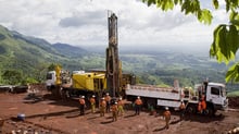Une équipe de forage à circulation inverse, de l’entreprise SBD Guinea, sur un site près de Ouelaba riche en minerai de fer. © RIO TINTO