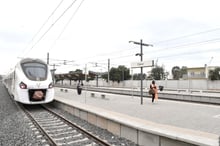 Sur les quais du train rapide reliant Dakar à sa banlieue, à la fin de décembre de 2021. © SEYLLOU / AFP.