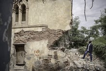 Aly Sine, directeur du patrimoine à la mairie, devant la « chapelle oubliée » de Saint-Louis du Sénégal. Le 10 janvier 2023. © Annika Hammerschlag pour JA