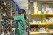 Dans la pharmacie des Forestiers, à Libreville, l’une des plus grandes d’Afrique, en juillet 2018. © Jacques Torregano pour JA