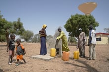 Des villageois collectent de l’eau dans le village toucouleur de Tenefoul, à Diourbel, Sénégal, le 20 mars 2023. © (230323) — DAKAR, March 23, 2023 (Xinhua) — Mamadou Dieng (3rd R) helps villagers collect water in Tenefoul Toucouleur Village, Diourbel, Senegal, March 20, 2023. Mamadou Dieng, 40, an employee of the Chinese construction company CGCOC Group Senegal Branch, has been responsible for maintaining a Chinese-aided well in Tenefoul Toucouleur Village. Checking the machine’s functions and filling the engine with diesel, Dieng’s work may seem simple and tedious, but means a lot to the locals. Tenefoul Toucouleur Village was once a place afflicted with a severe lack of water. According to Dieng, residents there used to walk 1.5 kilometers every day and wait in long queues to fetch water from a 25-meter-deep well in a neighboring village. The well, part of the Chinese-funded rural well-drilling project in Senegal, has brought significant changes to local people’s lives. In Senegal, the rural well-drilling project officially began on March 5, 2017. The project covers 12 of the 14 regions of Senegal. (Xinhua/Han Xu) (Photo by Han Xu / XINHUA / Xinhua via AFP)