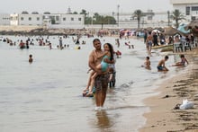 Sur la plage de La Goulette, à 12 km à l’est de Tunis. © (Photo by FETHI BELAID / AFP)