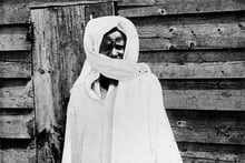 Portrait du guide spirituel Cheikh Ahmadou Bamba prise en 1913, à Diourbel, par le lieutenant-colonel Paul Marty. © Domaine public